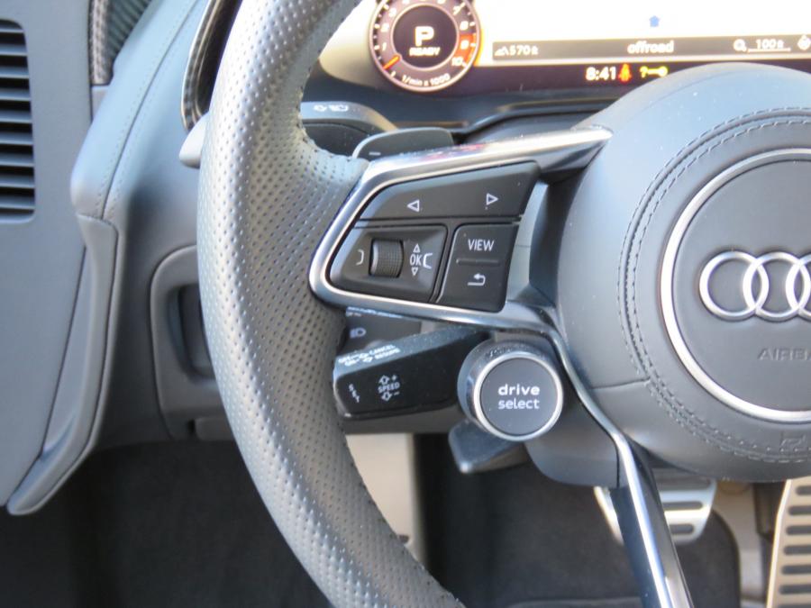 Детали интерьера Audi R8 RWS 2018 года  (фото 49 из 70)